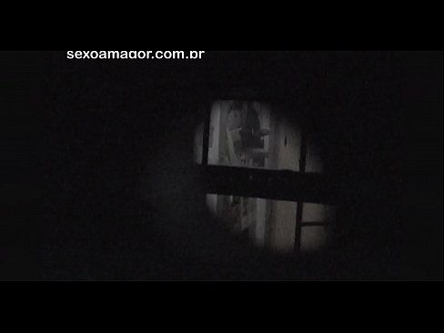 ❤️ Blondie wird heimlich von einem Voyeur aus der Nachbarschaft gefilmt, der sich hinter Hohlblocksteinen versteckt ❌ Fuck video bei uns ❤