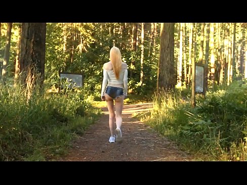❤️ Schöne Frau bewegt sich langsam, nicht nackt Video ❌ Fuck video bei uns ❤