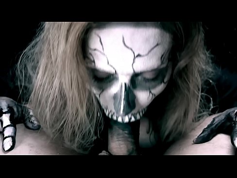 ❤️ Dämonenmädchen lutscht Schwanz mit ihrem schwarzen Mund und schluckt Sperma. ❌ Fuck video bei uns ❤