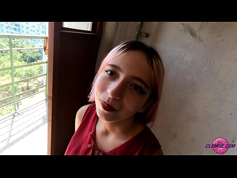 ❤️ Studentin saugt einen Fremden im Outback - Sperma auf seinem Gesicht ❌ Fuck video bei uns ❤